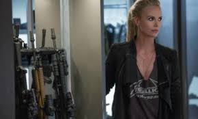 Un joven conductor de una banda de atracadores. Filmkritik Fast Furious 8 Cineman