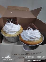 Chef dapur cokelat ini sudah sangat handal dalam hal cake decoration, sehingga tema apapun yang diinginkan oleh customer akan mereka realisasikan dalam bentuk kue. Cupcake Review Inge Inge Di Restoran Dapur Cokelat Gading Serpong Tangerang