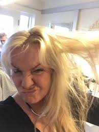 Kynnum til leiks snilldar hárgreiðslu mann Kristof sem sérhæfir sig í litun  ,balayage og sólar kysstu hári ég var fyrst til að prófa og er hreint út  sagt í 7himni með nýja