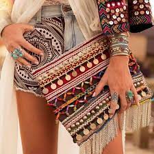 Ce sac au style bohème se veut pratique et totalement tendance.avec ses franges, il apportera une touche d'originalité à votre look de tous les vous aurez à portée de main tout ce dont vous avez besoin tout au long de la journée. Robe Longue Boheme Idees De Looks A Adopter Pour L Ete Boho Clutch Moda Boho Boho Bags