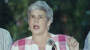 Familiares y seguidores despiden a Violeta Barrios