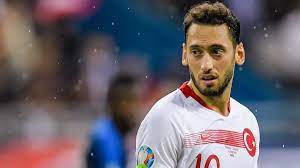 Die türkei verfügt über eine eingespielte mannschaft mit starken individualisten wie hakan calhanoglu (milan), oder den innenverteidigern merih demiral (juventus turin) und caglar söyüncü. Hakan Calhanoglu Verteidigt Den Militar Gruss Der Turkischen Nationalmannschaft Eurosport