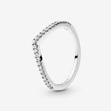 Pandora ringen zijn speels vormgegeven en hebben onder andere motieven die ontleend zijn aan de natuur, zoals blaadjes en bloemen. Sparkling Wishbone Ring Pandora