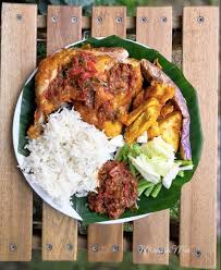 Masakan yang sudah terkenal dengan rasa gurih ayam ditambah dengan sambal yang mantap dijamin bikin nafsu. Terliurnya Resipi Nasi Ayam Penyet Viral Persis Restoran Indonesia Ini Mesti Tambah