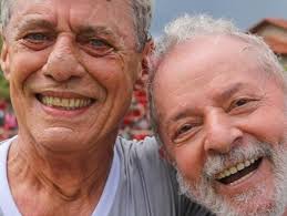 Veja as letras de chico buarque e ouça joão e maria, construção, apesar de você, o meu amor, geni e o zepelim e muito mais músicas! Chico Buarque Sera Padrinho Do Novo Casamento Do Ex Presidente Lula Popline
