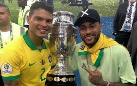 With neymar absent for brazil after suffering an ankle injury in a friendly against qatar, the chile forward alexis sanchez (7) kisses the championship trophy after winning the championship match of the 2016 copa america. Neymar Campeon Moral De La Copa America