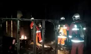 Enam pelajar maahad tahfiz darul ulumarrahimiyah lorong alif di sini, selamat dalam kebakaran membabitkan tingkat atas sebuah daripada blok bangunan dua tingkat maahad berkenaan, jam 1.20 tengah hari tadi. Bangunan Tahfiz Terbakar Tiada Kemalangan Jiwa Kool Fm