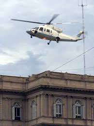 Alberto fernández fue caminando desde la casa rosada hasta el helicóptero presidencial. Muere El Expresidente Argentino Fernando De La Rua