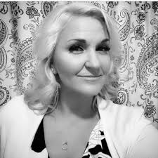 Amanda Brecht (@Brecht_reads)