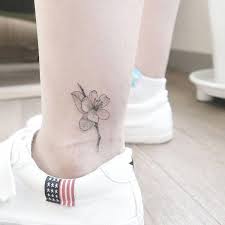 Le tatouage femme, lorsqu'il est fait par une femme à sa cheville, est considéré comme un signe de maturité, de féminité et d'évolution. Epingle Sur Tatouages