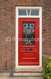 Porte Rouge Avec Des Barres De Fer Forge Sur Le Mur De Briques D Une Maison Red Door Brick Wall Wrought Iron