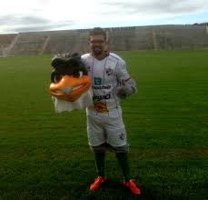 Enxuga rato, mas tanto mascote quanto apelido surgiram na época em que o time começou a conquistar seus primeiros títulos de campeão piauiense, quando o técnico. Presidente Do Salgueiro Lamenta A Morte De Leandro Adamys Bululu Mascote Do Carcara Salgueiro Ge