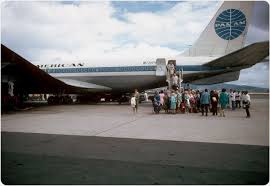 A Pan Am Boeing 707 Arrives At Honolulu International Airport In 1967 In Those Days Passengers Just Walked Right Off Boeing 707 Vintage Airlines Pan American