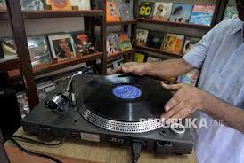 Saat pasar piringan hitam mengalami lonjakan permintaan, para penikmatnya menghabiskan waktu dan uang untuk mendengarkan kembali bintang musik yang terlupakan di seluruh asia, termasuk dari indonesia. Berburu Vinyl Di Pasar Cikapundung Republika Online