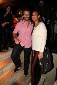 Camila Alves abusa do decote em evento ao lado de Matthew McConaughey