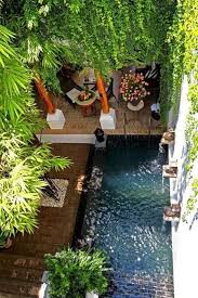 Kolam ikan dibuat memanjang dengan tambahan air mancur untuk membuat suasana semakin hidup. 20 Desain Kolam Ikan Di Lahan Sempit Kreatif