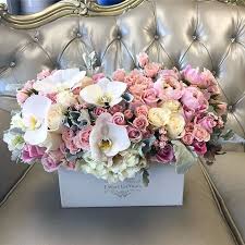 A Lovely Arrangement In The Short Rectangle Box Tomorrow Is Internat Beautiful Bouquet Of Flowers Floral Designs Arrangements Flower Arrangements Center Pieces