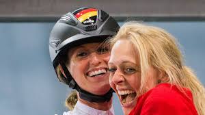 Junge Wilde feiern mit Springreiter-Team den CHIO-Hattrick