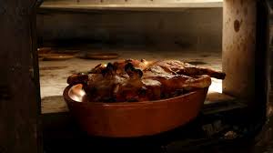 Buenas voy ha cocinar cochinillo mi carnicero me dice que solo le ponga agua y sal yo creo que le pondré algunas especias de las que contáis espero me salga bien gracias por los. Conseguir Cocinar Un Cochinillo Asado Requiere Un Estricto Ritual