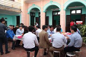 Cả hai làm lễ với màn cắt bánh, khui rượu sâm banh. Máº¹ Cáº§u Thá»§ Ä'á»— Duy Máº¡nh Toi Tá»± Hao Khi Con Ä'á»• Mau Tren San Cá» Ma Khong Bá» Cuá»™c