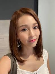 參加了一個了真人秀節目， 現在要經歷一段嚴格密集式訓練練舞、練歌、排戲等等， 還要經營網店馬拉妹好推介