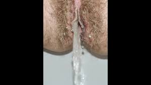 毛むくじゃらの熟女が力強く放尿し、美味しそうにおならをする | 無料のポルノフェティッシュビデオ