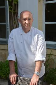 Zoom Sur Un Chef Tourangeau Pascal Bouvier Au Coin Des Halles A Langeais Le Chef Restaurant Gastronomique Cuisine Raffinee