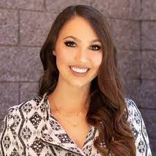 Leslie Garvin's Instagram, Twitter & Facebook