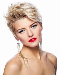 So blond mit schwarzen strahnen kannst du mit nur. Blond Gestrahnte Haare Und Blaue Augen Blonde Kurze Haare