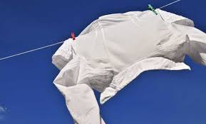 Malzemeler yine az ve öz:) victoria toz kumaş boyası, fiske (bu işlem çamaşır makinesi olmadan kıyafet ve boyalı su tencerede kaynatılmak suretiyle de yağmur yağıp ıslandığınızda da eğer içinizdeki kıyafet açık renkse ve boyanan kıyafet makineden çıktığı. Boyanmis Beyaz Camasirlarin Beyazlatilmasi Evhayat