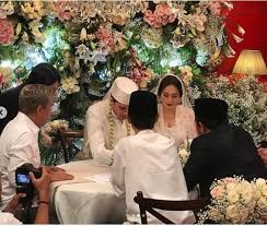 Aura kasih akhirnya mengumumkan kehamilan anak pertamanya dari pernikahan dengan eryck amaral. Akhirnya Rilis 10 Potret Meriah Pernikahan Aura Kasih Dan Eryck