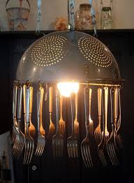 Fabriquer Une Suspension Vintage A Partir D Un Tamis En Metal Perfore Et Decore De Fourchettes Susp Cuisine Recyclee Deco D Interieur Artisanale Deco Luminaire