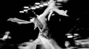 Dafna ouvre la porte, tombe au sol, reçoit une injection de sédatif. Revivez Le Concert Foxtrot Une Soiree Swing Et Glamour Dans L Amerique Des Annees 30