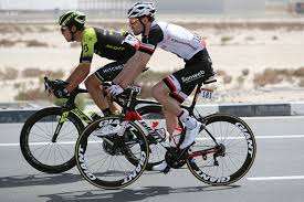 The former itt world champion and winner of the 2018. Tom Dumoulin S Abu Dhabi Tour Challenge Intact Despite Crash And Crosswinds Cyclingnews