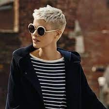 Trouvons la coupe de cheveux qui vous pas toujours facile de trouver la coiffure qui nous sied le mieux après 60 ans, entre notre nature de passer le cap des 60 ans ne signifie pas forcément que vous devez couper vos cheveux très courts ! Epingle Sur Coupe De Cheveux Tres Courte 2018