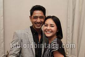 Sinetron ikatan cinta berhasil tampil sebagai tontonan yang menghibur banyak orang di tanah air, imbasnya para selebriti yang memerankan sejumlah tokoh dalam sinetron tersebut mendadak semakin terkenal. Seperti Di Kehidupan Nyata Kita Ingin Tokoh Baik Ikatan Cinta Bahagia Dan Yang Jahat Celaka Tabloidbintang Com