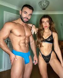 VIDEO: Bratr a sestra si vydělávají miliony na OnlyFans! Co dojemného  udělala zvrhlá dvojce pro své rodiče? - Lajk