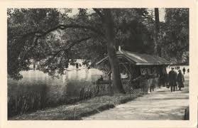 Parc De La Tete D Or La Pirogue Et L Embarcadere Lyon Lyon Pirogue Rhones Alpes