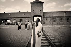 Bár európában általában az auschwitzi tábor felszabadításához kötik a megemlékezést a holokauszt áldozataira, az áprilisi emléknap a magyar eseményekhez kötődik. Megemlekezesek A Holokauszt Nemzetkozi Emleknapjan Obudai Zsinagoga Honlapja