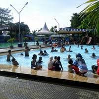 Tiket masuk kolam renang kebon agung untuk tiket masuk kolam renang kebon agung ini pengunjung dikenakan rp.7.000/orang dan biaya parkir rp.1.000, di area wisata ini juga terdapat beberapa tempat makan yang menyajikan beragam masakan yang menggoda selera, so tidak perlu bawa konsumsi lagi deh. Kolam Renang Kebon Agung 5 Tips