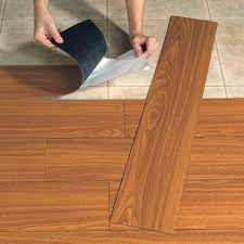 Vinyl lantai motif kayu akan membuat lantai di dalam rumah anda nampak semakin asri dan alami. Mau Beli Lantai Vinyl Berikut Rekomendasi Vinyl Motif Kayu Terbaik Rumah Parket