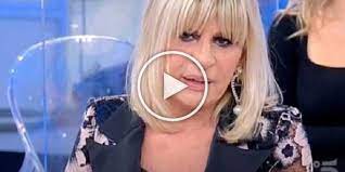 Gemma vanta circa 400mila followers. Uomini E Donne Gemma Galgani Si Spoglia Per Un Cavaliere Panico In Studio