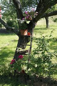Upcycling Idee Selbstgemachtes Blumenregal Schraubt Man An Eine Alte Leiter Bretter So Wird Diese Zum Dekorativen Ga In 2020 Garden Decor Garden Deco Amazing Gardens