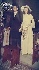 È dotato di maniche svasate, un treno e una chiusura zip sul retro con un gancio e un occhio per il dettaglio del. Bouquet Sposa Anni 70