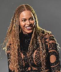 Here is a beautiful long braided casual hair style from beyonce, this hairstyle was braided to one side and worn over the shoulder showing off contrast of colors thanks to the highlights added all over. We Re Obsessed With Beyonce S Freedom Braids Hair Styles Short Hair Styles Classic Hairstyles