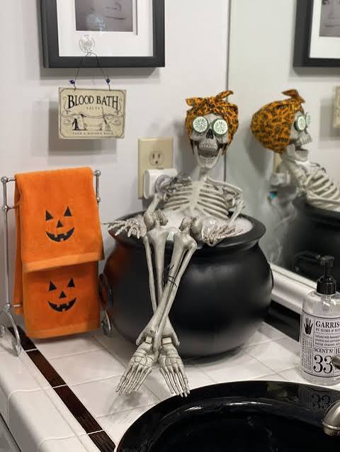 Spooky halloween bathroom decor | Spooky bathroom ideas, Halloween themed bathroom, Halloween bathroom ideas