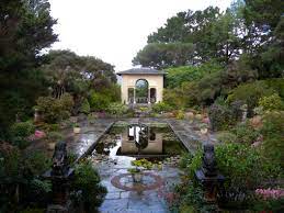 From gougane barra and garinish island to the pretty quaint villages and towns of west cork and west kerry, the richness of beauty and variety of things to do and places to explore is beyond compare. Datei Garinish Island Italienischer Garten Jpg Wikipedia