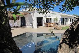 C'est tout ce que réunit la maison d'hôtes les petites maisons, située en corse du sud, et en plus elle vous offre une vue superbe sur les montagnes de cagna et de l'ospédale. Louer Villa Corse Location De Villas Maisons En Corse Du Sud Solenzara