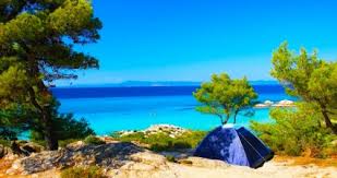 Καταλύματα υπάρχουν λίγα (οι περισσότεροι κάνουν ελεύθερο κάμπινγκ), ενώ δεν υπάρχει βενζινάδικο, σούπερ μάρκετ, atm, φαρμακείο ή κέντρο υγείας. Gavdos Free Camping Lifethink Travel
