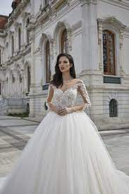 In der sendung helfen verschiedene professionelle brautmodenausstatter den teilnehmerinnen und bräuten in spe dabei, das perfekte brautkleid für ihre bevorstehende hochzeit zu finden. Estee Bade Die Neueste Kollektion2019 Finden Sie Demnachst In Unseren Cecile Stores Wir Freuen Uns Auf Ihre Terminanfr Brautmode Braut Brautkleid